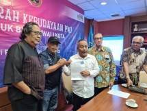 Ketua PWI Aceh, Nasir Nurdin menyerahkan dokumen pendaftaran sebagai calon tuan rumah Porwanas 2025 kepada Ketua Umum PWI Pusat, Atal S. Depari di Kantor PWI Pusat, Lantai IV Gedung Dewan Pers, Jakarta Pusat, Jumat sore, 6 Januari 2023. Prosesi itu disaksikan anggota Dewan Penasihat PWI Pusat N. Syamsoeddin Ch. Haesy (paling kiri), Ketua Dewan Penasihat Fachri Muhammad (dua kanan), dan Ketua Bidang Pembinaan Daerah Ahmad Munir (kanan). (Foto Dar Edi Yoga)