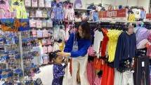 Sarwendah manfaatkan End of Season Sale dari Mothercare untuk penuhi kebutuhan anak-anaknya.