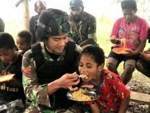 TNI Gelar Makan Bersama di Distrik Yigi Papua Pegunungan