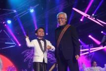 Iwan Fals duet Bareng Farel membawakan 3 lagu, salah satunya Ojo Dibandingke (foto By Buyil)