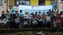 Anak-anak penyintas Gempa Cianjur bahagia menerima tas dan perlengkapan sekolah Foto Doc: JUFI