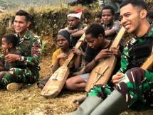 Satgas Yonif R 321 GT Belajar Mainkan Alat Musik Tradisional