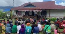 Satgas Yonif 143 TWEJ Pelopori Siskamling di Pedalaman Papua