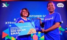 Presdir & CEO XL Axiata, Dian Siswarini menyerahkan hadiah kepada pemenang pertama Grand Prize babak eksklusif, Bapak Ubeidillah dalam acara Program Apresiasi Bagi Pelanggan di Jakarta. Senin (4/9). (Foto Rizki Meirino)