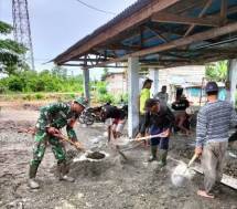 Babinsa Koramil 1710-07 Mapurujaya Bersama Warga Kerja Bakti Bangun Masjid