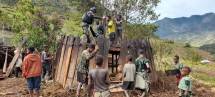 Satgas Yonif R 321 GT Bangun Honai Bersama Masyarakat Distrik Mbua Papua