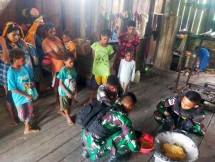 Satgas Masuk Dapur, Cara Satgas Yonif Raider 142 KJ Semakin Menyatu dengan MasyarakatFoto : Satgas Yonif Raider 142/KJ