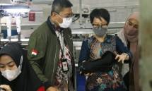 Kepala Biro Hubungan Masyarakat (Kabiro Humas) Kemenperin Kris Sasono Ngudi Wibowo bersama Direktur PT Venamin Footware Manufacturer Henny Setiadi