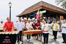 Presiden Jokowi Nikmati Alunan Musik Kolintang di Pantai Malalayang