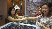 Sandra Sunanto, Direktur Utama PT Hartadinata Abadi Tbk (kiri)
