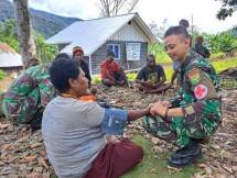 Puskesmas Keliling Satgas Yonif Raider 142 KJ Bentuk Layanan Terbaik Bagi Kesehatan Masyarakat( Foto, Satgas Yonif Raider 142/KJ) 