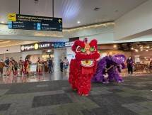 Meriahkan Imlek, Bandara-bandara Angkasa Pura I Hadirkan Barongsai hingga Bagikan Kue Keranjang dan Jeruk Mandarin