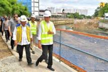 Menteri PUPR Basuki Dampingi Presiden Jokowi Tinjau Pengeboran Akhir Sodetan Ciliwung