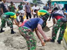 Prajurit Ajusta Bersama Warga Gotong Royong Bangun Rumah Adat