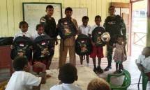 Satgas Yonif 143 TWEJ Bagikan Hadiah Kepada Murid-Murid Pedalaman RI-PNG 