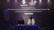 Proses penandatanganan nota kesepahaman kerja sama Telkom dan Transjakarta oleh PLT Direktur Enterprise and Business Service Telkom FM Venusiana R. (kanan) dan Direktur Utama Transjakarta M. Kuncoro Wibowo 