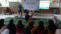 Instruktur memberikan materi Jurnalistik di Bantar Gebang