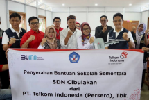 Penyerahan bantuan secara simbolis oleh EVP Telkom Jawa Barat Syaifudin (paling kanan depan) kepada Camat Cugenang Komariah (kedua dari kanan depan) dan tenaga pengajar SDN Cibulakan