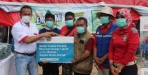 Serah Terima Bantuan berupa ratusan produk Ekonomi Power Liquid oleh Perwakilan Yayasan WINGS Peduli (kiri).