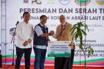 Peruri Serahkan Bantuan Pohon Kepada Warga yang Terdampak Bencana Abrasi Laut dan Rob di Desa Cemarajaya Karawang