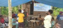 Babinsa Koramil 1710-06/Agimuga Dampingi Petugas Kesehatan dalam Kegiatan Posyandu
