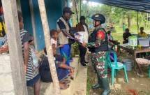 Satgas Yonif 143/TWEJ Datangi Warga yang Berduka