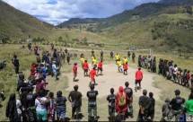 Satgas Yonif Mekanis 203/AK Tanamkan Hidup Sehat Kepada Masyarakat Distrik Malagayneri Dengan Mengadakan Lomba Volly