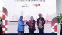 Asisten Deputi Bidang Jasa dan Logistik Kementrian BUMN Desty Arlaini (kiri), Direktur Enterprise Business Finnet Indonesia Irena Aldanituti (tengah), dan Direktur Utama KCIC Dwiyana Slamet Riyadi 