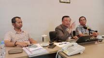 Sahat Sinaga, Plt. Ketua Umum DMSI, saat jumpa pers (tengah)