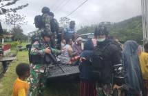 Gerak Cepat Satgas YR 142/KJ Evakuasi Mama Papua yang Terluka