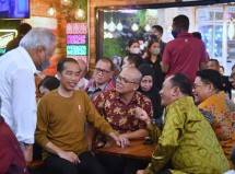 Presiden Jokowi Makan Durian Bersama Sejumlah Pimpinan Redaksi