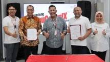 Peresmian neuCentrIX Pontianak oleh Direktur Wholesale & International Service Telkom Bogi Witjaksono (kanan) yang disaksikan EVP Telkom Regional VI Fera Pebrayenti (kiri)