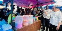 Presiden Jokowi Cek Harga Komoditas Sambil Berbelanja di Pasar Batuphat Timur Aceh