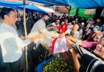 Presiden Jokowi Sapa Warga Hingga Beri Sepeda Saat Kunjungi Pasar Batuphat Timur