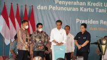 Presiden Joko Widodo bersama Menteri BUMN Erick Thohir, Mensekneg Pratikno, Pj. Gubernur Aceh Achmad Marzuki (kiri pertama), dan Direktur Utama BSI Hery Gunardi (kiri kedua) saat Peluncuran Kartu Tani Digital dan KUR BSI dilakukan di Lapangan Komplek PIM, Kecamatan Dewantara, Kabupaten Aceh Utara, Provinsi Aceh. PT Bank S