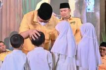 Ketua Umum DPP Partai Golkar Airlangga Hartarto beserta jajaran pimpinan, menghadiri syukuran Hari Ulang Tahun ke-21 tahun Angkatan Muda Partai Golkar (AMPG) di Masjid Ainul Hikmah, Jalan Anggrek Neli Murni, Slipi, Jakarta Barat, Senin (13/2). 