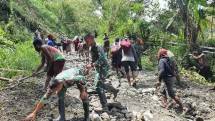 Aksi Satgas Yonif Raider 142/KJ, Prajurit Kesatria Jaya Kerja Bakti Bersama Warga Kelila