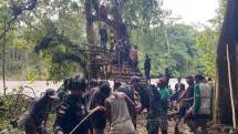 Satgas Yonif 143/TWEJ Bersama Warga Bangun Jembatan Darurat di Dungai Digoel Papua