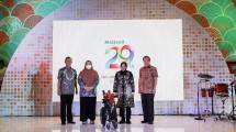 Presiden Direktur PT Metropolitan Land Tbk, Anhar Sudradjat saat menyerahkan bantuan kursi roda secara simbolis kepada Menteri Sosial (Mensos), Tri Rismaharini