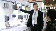 Pascal Dricot, Head of Factory Automation, Digital Factory, Process Industry and Drives Division PT Siemens Indonesia menjelaskan kepada wartawan mengenai salah satu produk Simatic PCS