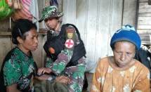 Kesigapan Satgas Yonif 143/TWEJ Obati Warga Pegunungan Papua