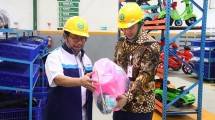 Direktur Utama PT Sinar Harapan Plastik, Hary Tio saat menerima kunjungan Kepala BSN, Kukuh S. Achmad