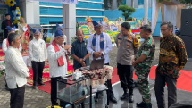 Showcase implementasi smart water meter oleh Direktur Utama Perumda AM kota Padang Hendra Pebrizal (ketiga dari kiri) pada HUT PDAM kota Padang yang disambut positif oleh Walikota Padang Hendri Septa (keempat dari kanan) dan DPRD kota Padang. 