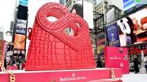 Instalasi tas raksasa di Times Square 
