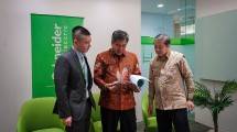 Dirjen Industri Agro Kemenperin Putu Juli Ardika bersama Ketua Umum Gapmmi Adhi S. Lukman dan Business Vice President Industrial Automation Schneider Electric Indonesia, Martin Setiawan