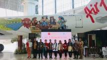 Keren! AirAsia Luncurkan Pesawat Bercorak Keindahan Alam dan Kain Tenun Toba