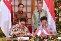 Presiden RI Joko Widodo dan PM Singapura Lee Hsien Loong menyaksikan penandatanganan MoU Pengembangan Pendidikan dan Pelatihan Vokasi Industri oleh Menteri Perindustrian Airlangga Hartarto dan Menteri Pendidikan Singapura Ong Ye Kung