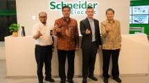 Dirjen Industri Agro Kemenperin Putu Juli Ardika bersama Ketua Umum Gapmmi Adhi S. Lukman dan Business Vice President Industrial Automation Schneider Electric Indonesia, Martin Setiawan