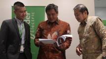 Dirjen Industri Agro Kemenperin Putu Juli Ardika bersama Ketua Umum Gapmmi Adhi S. Lukman dan Business Vice President Industrial Automation Schneider Electric Indonesia, Martin Setiawan