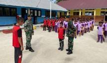 Satgas Yonarmed 1 Kostrad Tanamkan Kedisiplinan Sejak Dini Kepada Anak-Anak Maluku